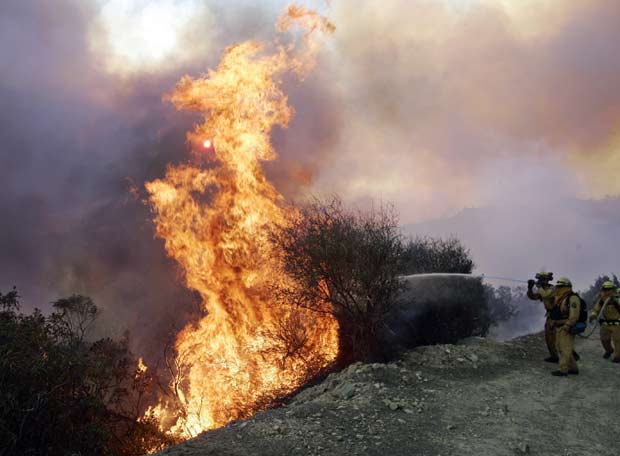 [Los+bomberos+tratan+de+apagar+uno+de+los+focos+del+incendio,+en+las+colinas+que+rodean+Santa+Mónica.jpg]
