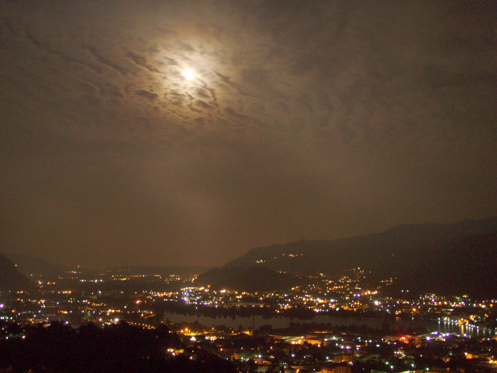 Luna piena sul lago di Olginate fotografata la sera prima