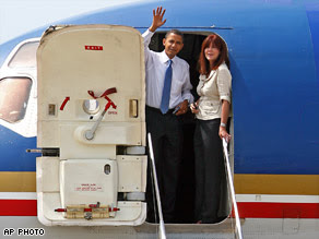 Obama waves after precautionary landing in St. Louis on July 7, 2008. photo AP in CNN.