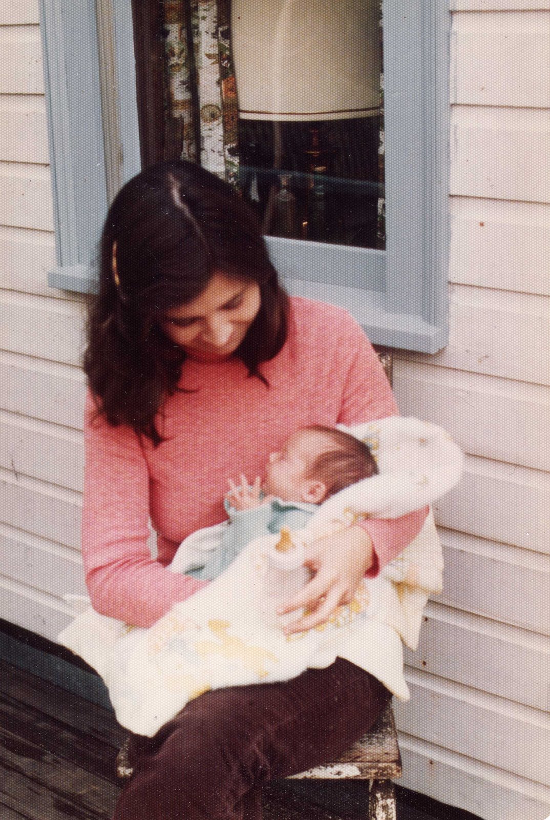 [Mom+holding+me+on+the+porch+-+1977.jpg]