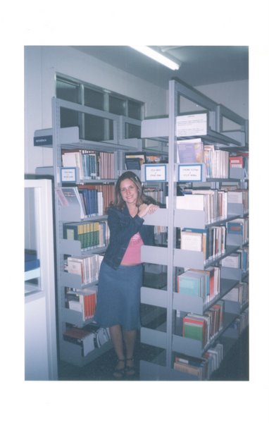 [Vaza+Fernanda+-+Librarian+-+Brazil+-+in+her+library.jpg]