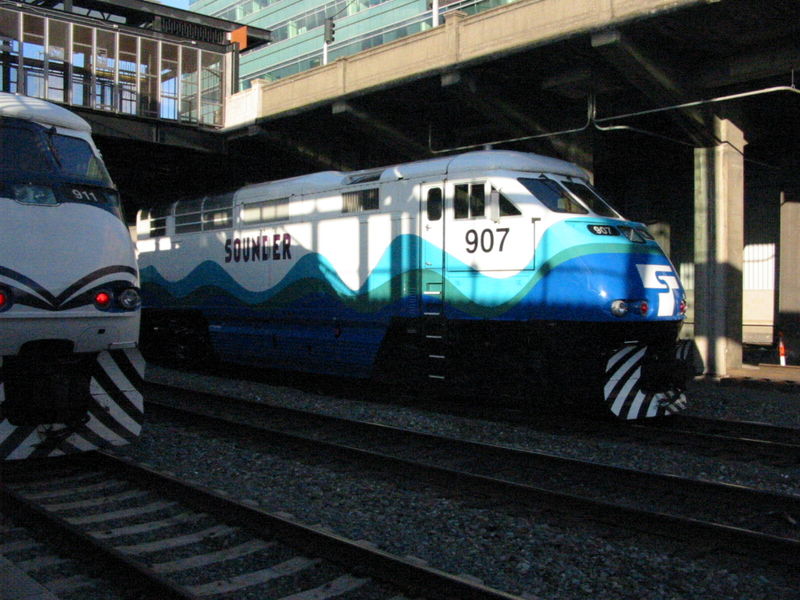 [800px-Sounder_Commuter_Train_2004-03-05.jpg]