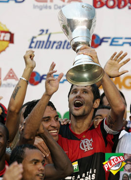 [Capitão+do+Flamengo+com+a+taça+troféu+de+campeão.jpg]