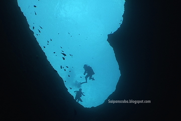 [Blue+hole+with+divers.jpg]