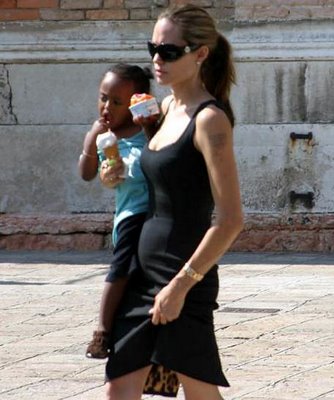 [angelina-jolie-pregnant-pictures.jpg]