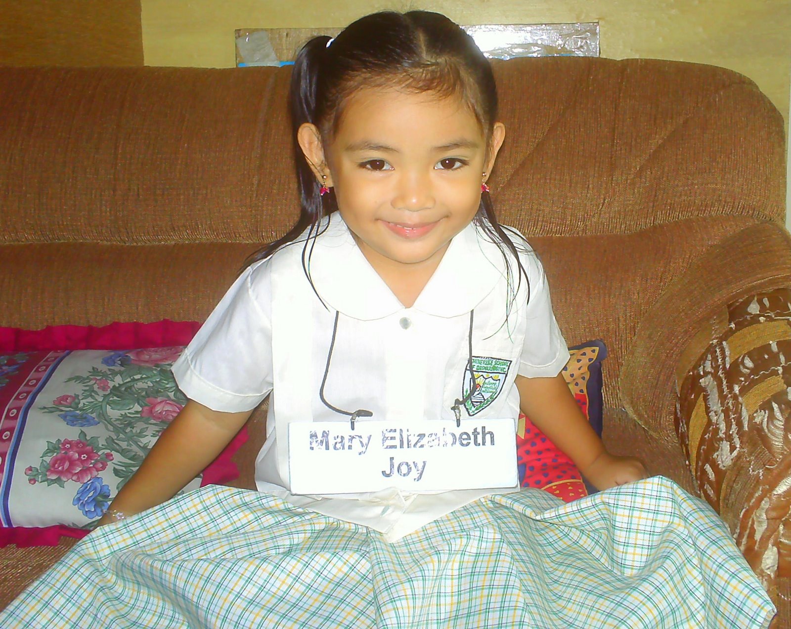 [Joy+smiling+happily+'coz+of+her+new+uniform.JPG]