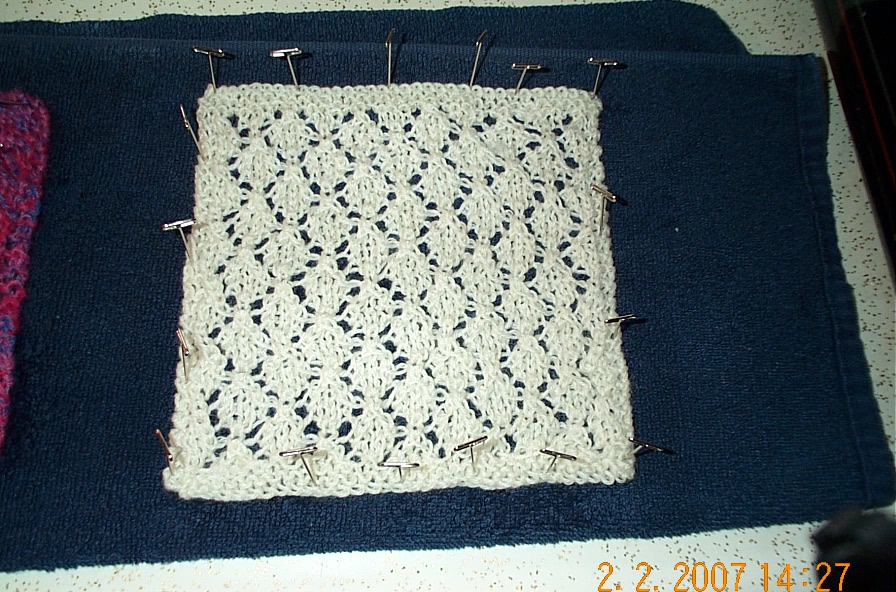 [knit+7-10-04+036.jpg]