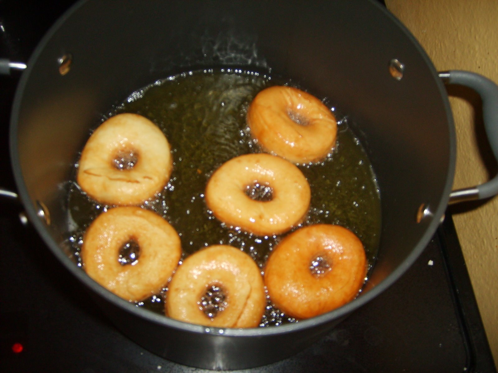 [making+doughnuts+016.JPG]