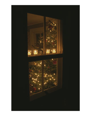 [110482~Vista-de-un-arbol-de-Navidad-y-velas-a-traves-de-una-ventana-Posteres.jpg]