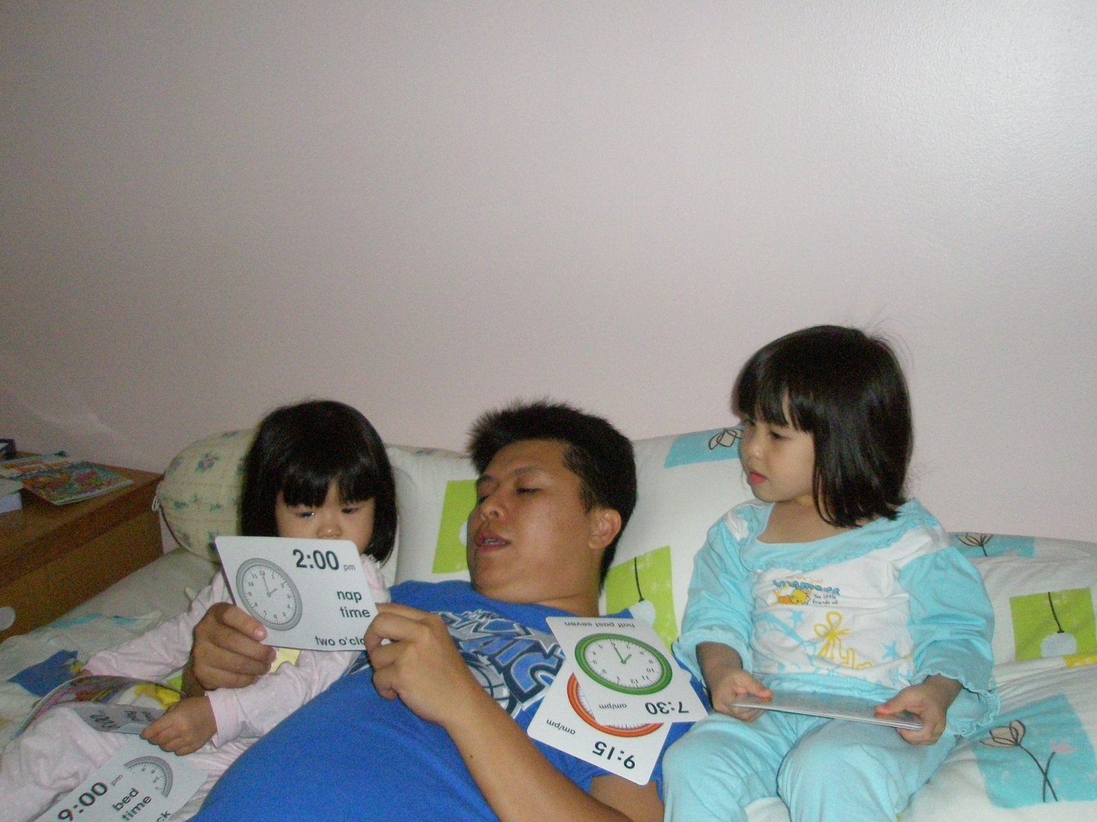 [daddy+reading008.JPG]
