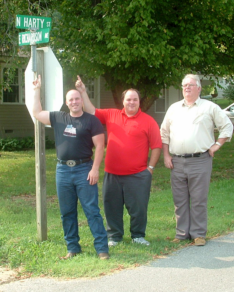 [Brent,+Lewis+and+Dad+@+Harty+Sign.JPG]