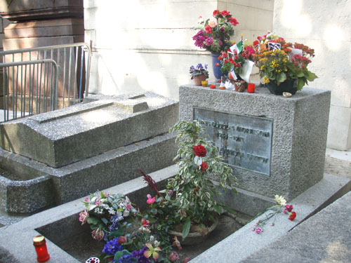 [Tomb+of+Jim+Morrison.jpg]