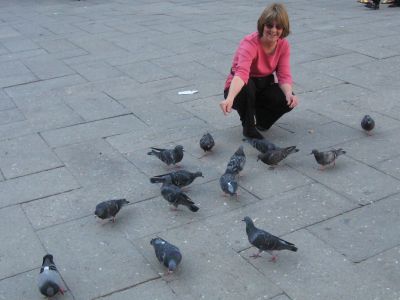 [9+-+Audrey+feeding+pigeons+in+Saint+Marks+Square.JPG]