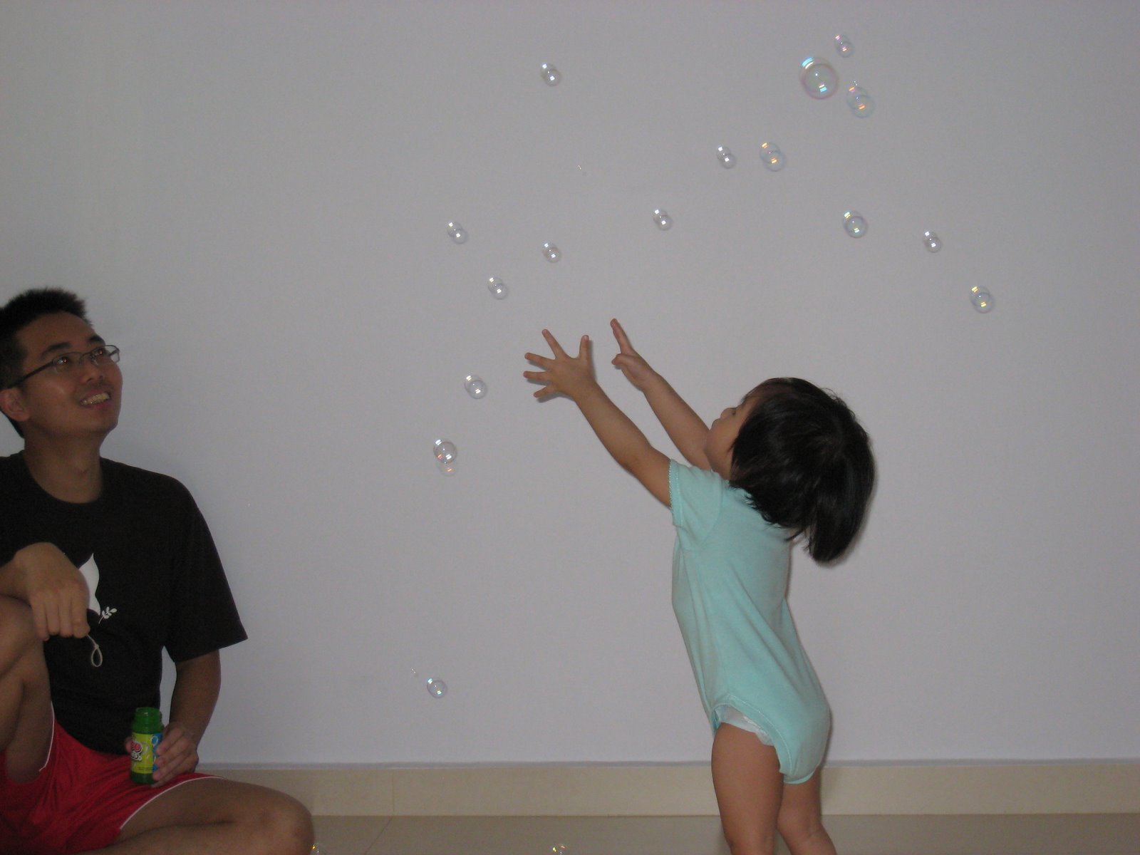 [I+love+playing+with+bubbles.JPG]