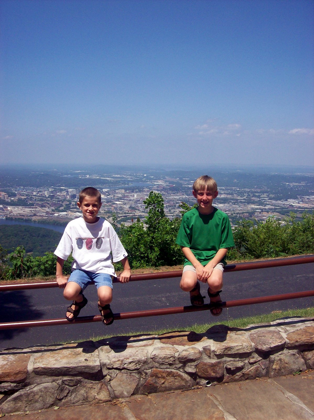 [Boys+at+top+of+Lookout+Mountain.jpg]