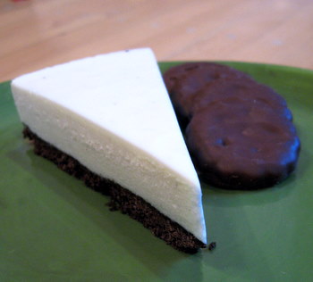 [mintcookie-cheesecake-slice.jpg]