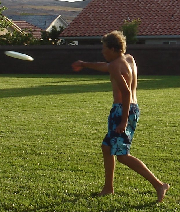 [stockton+throwing+frisbee.jpg]
