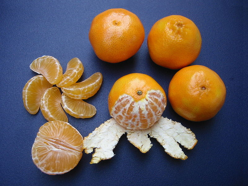 [800px-Clementines_whole,_peeled,_half_and_sectioned.jpg]