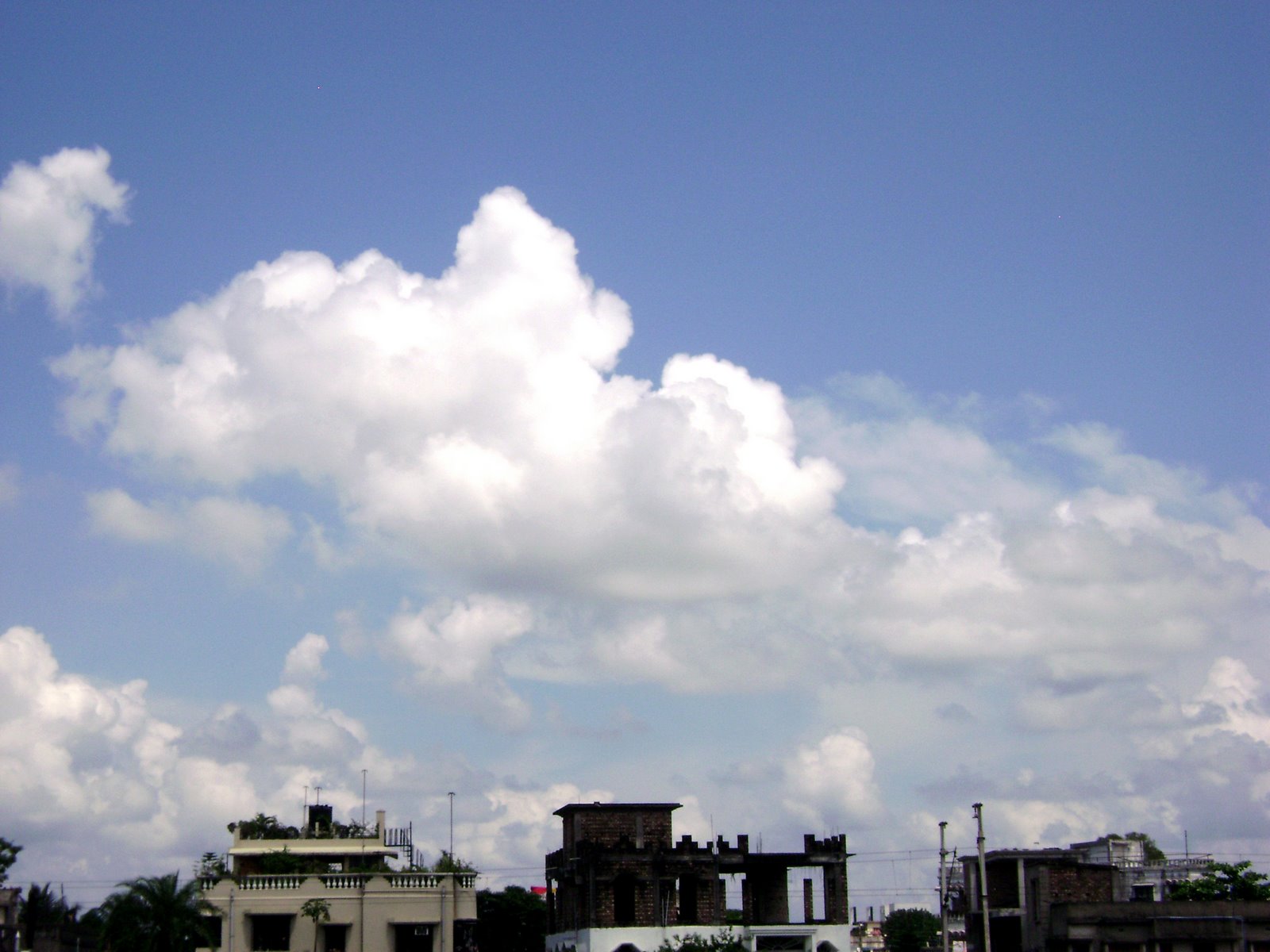 [city-sky-clouds-001.JPG]