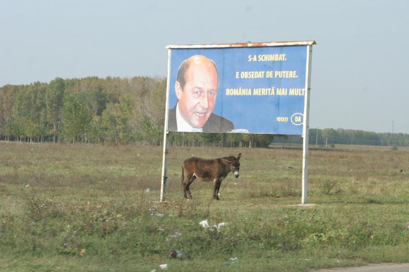 [Panouri+publicitare-Basescu+din+campania+pentru+referendum+asistat+de+un+magar+10+10+2007+(Valeriu+Tanasoff).jpg]