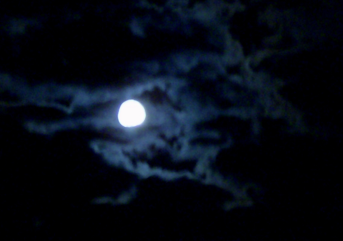 [Full+Moon+in+the+clouds.jpg]