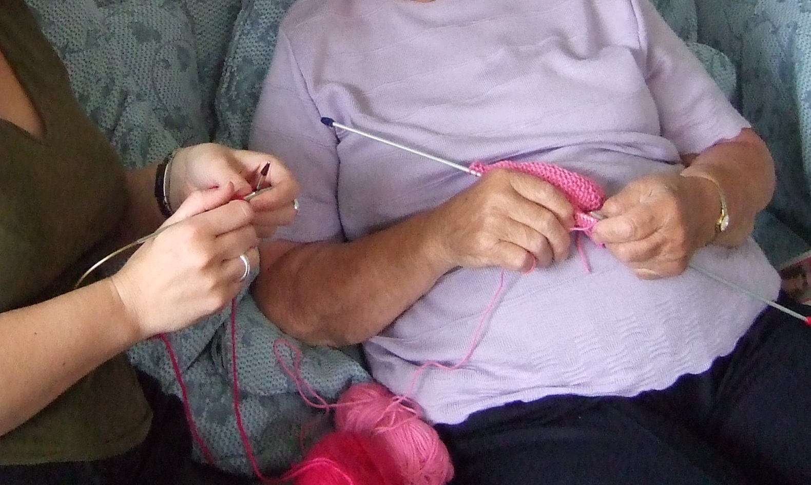 [knitting+hands.jpg]