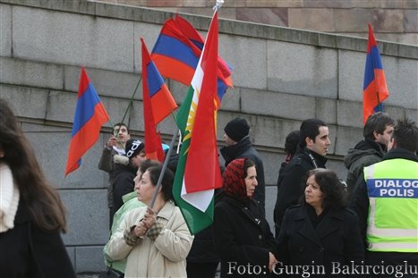 [Armeniska+och+kurdiska+flaggor.jpg]