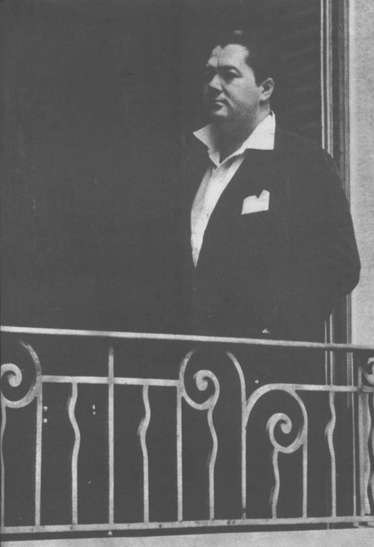 Anibal Troilo en el balcon de su casa Soler 1942 Capital