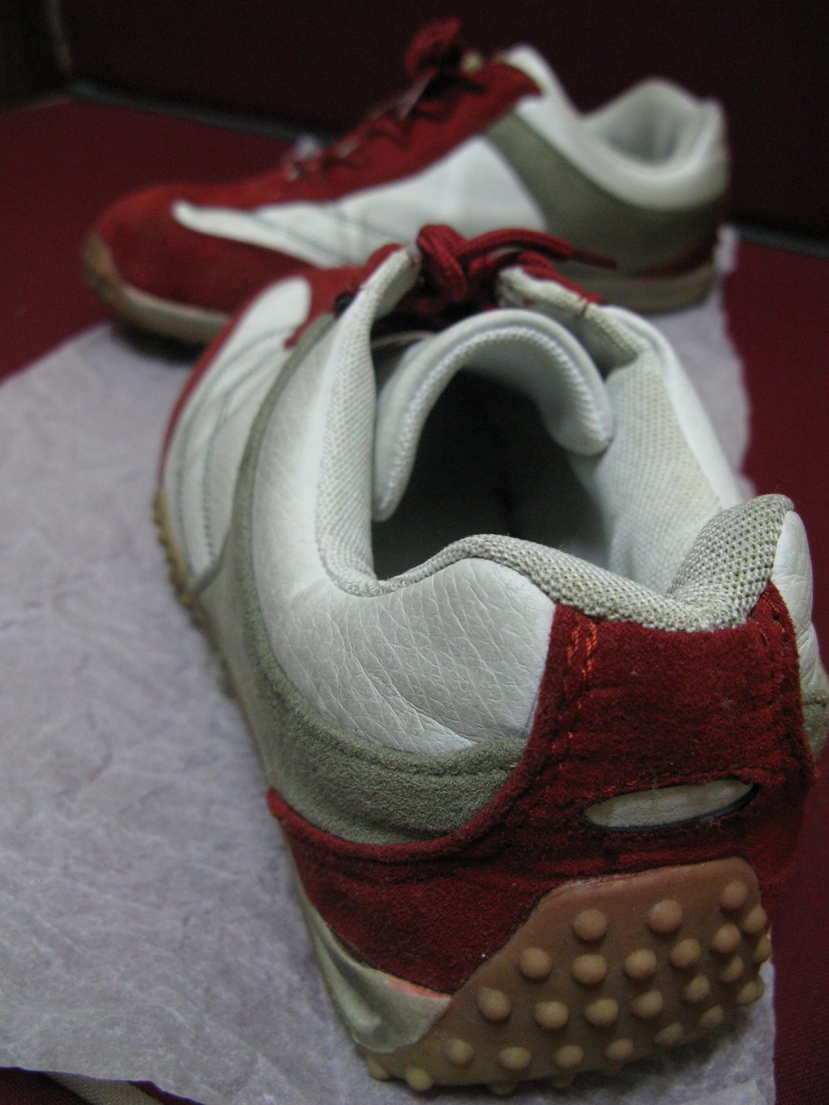 [07+IMG_1894+Avn+red+rubbershoes.jpg]