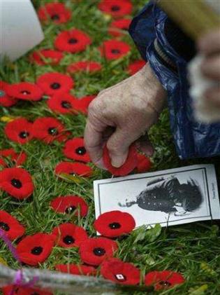 [2006-11-07T235421Z_01_NOOTR_RTRIDSP_2_OUKOE-UK-LIFE-CANADA-POPPIES.jpg]