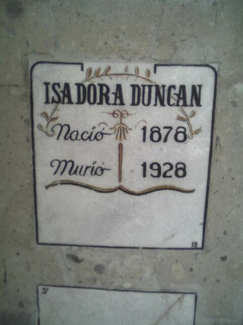 [isadora+duncan's+fake+mexican+grave.jpg]