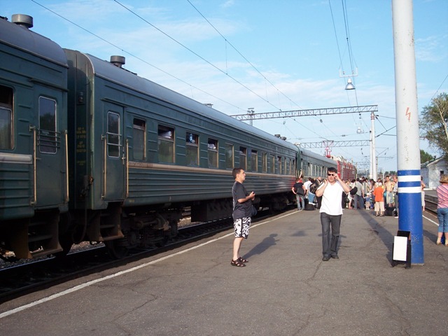 [train+home+Khabarovsk+station+July+6a.jpg]