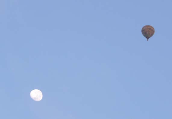 [Moon+and+a+baloon.jpg]
