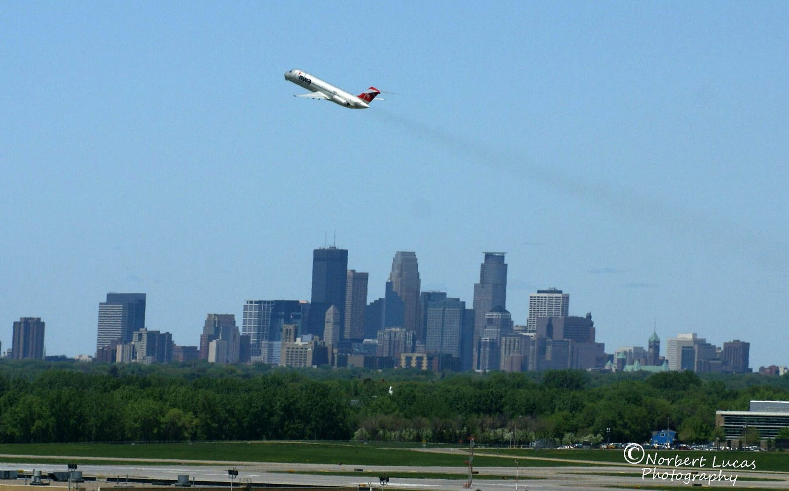[Airplane+in+front+of+city.jpg]