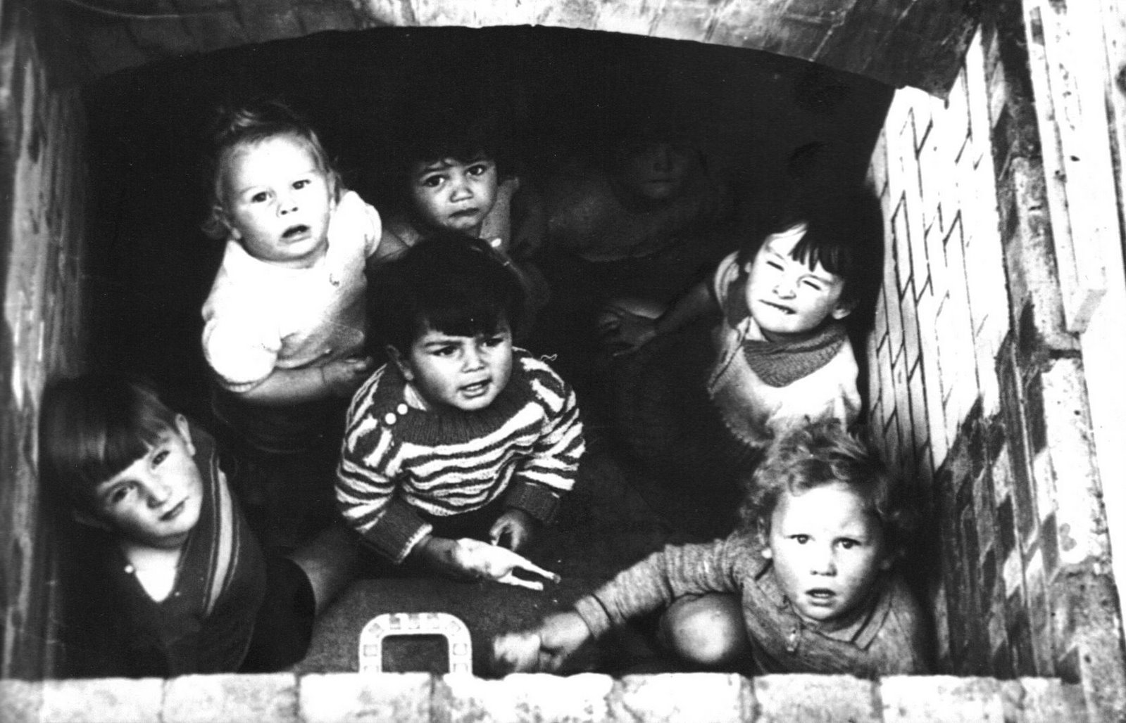 [children-in-ad-hoc-shelter-london-1940-41.jpg]