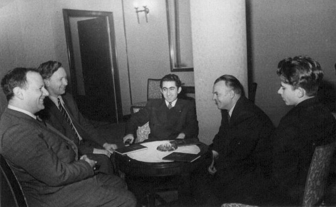 [Boleslavsky,+Smyslov,+Petrosian,+Tolush+and+Spassky+in+1953+-+Copie.jpg]