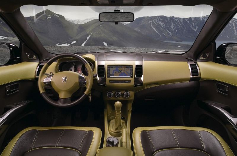 [peugeot-4007-holland-and-holland-concept-interior.jpg]