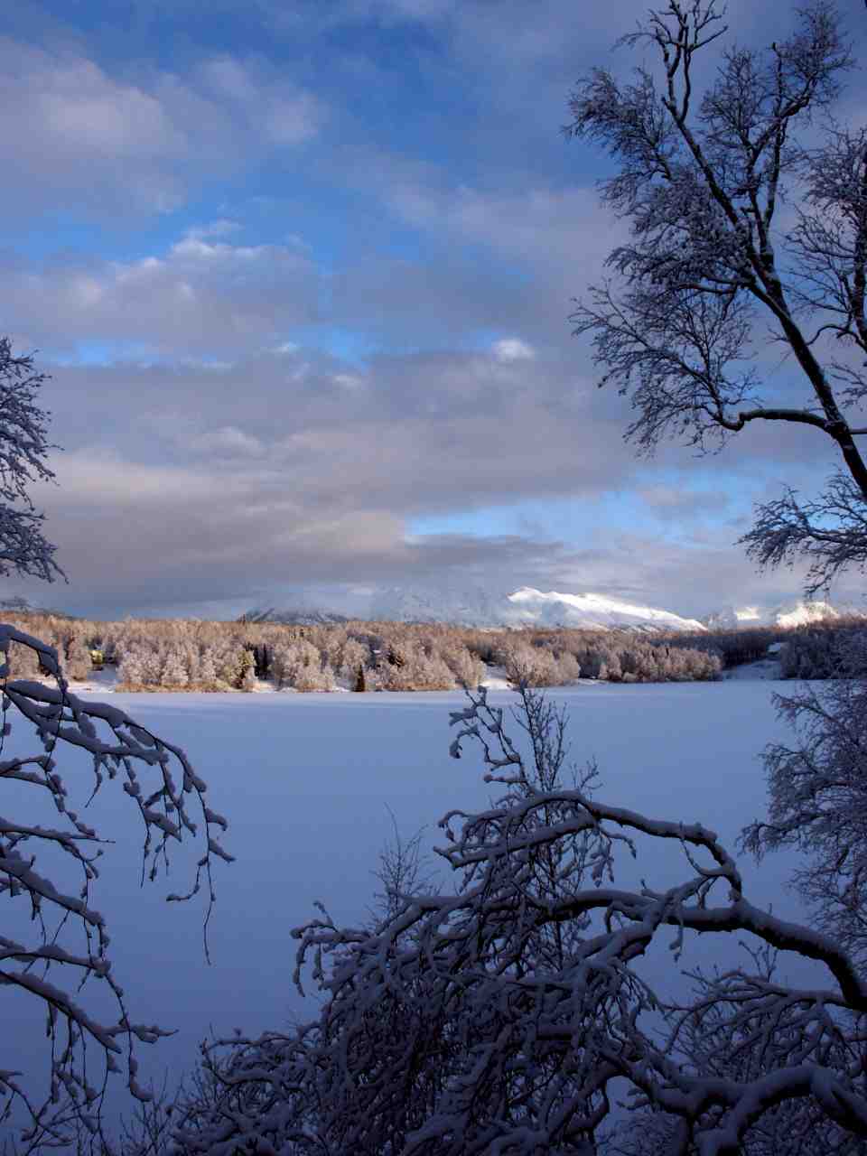 [snow+and+sun+on+Nik+Lake+2007.jpg]