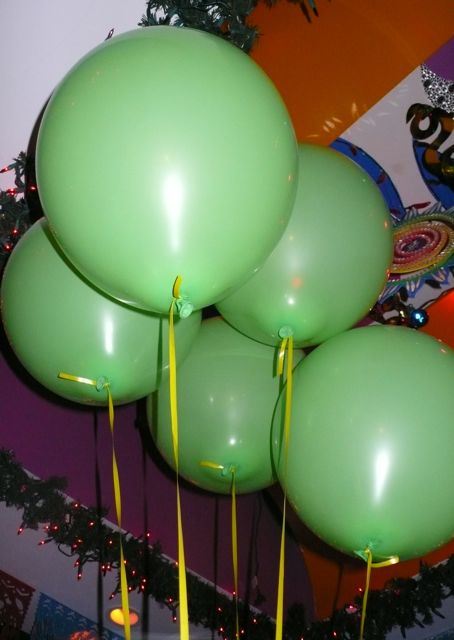 [3green+balloons.jpg]