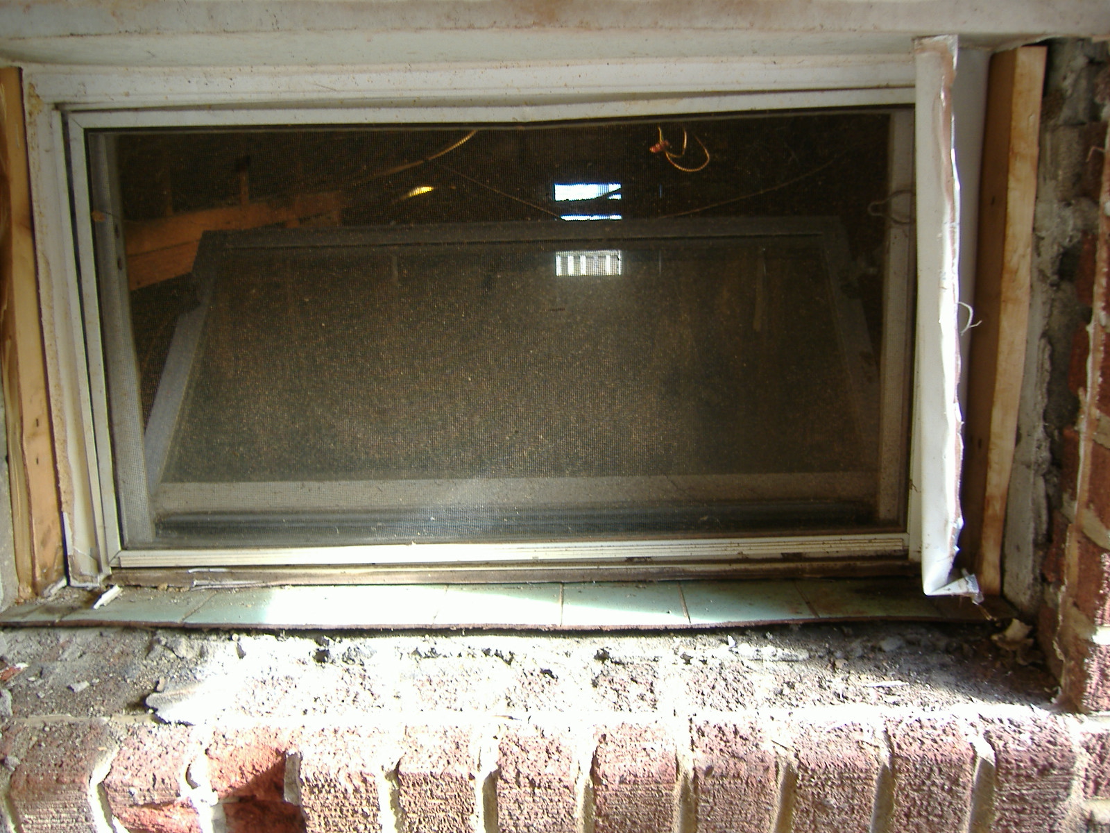 [basement+window+at+Dewey+St+002.jpg]