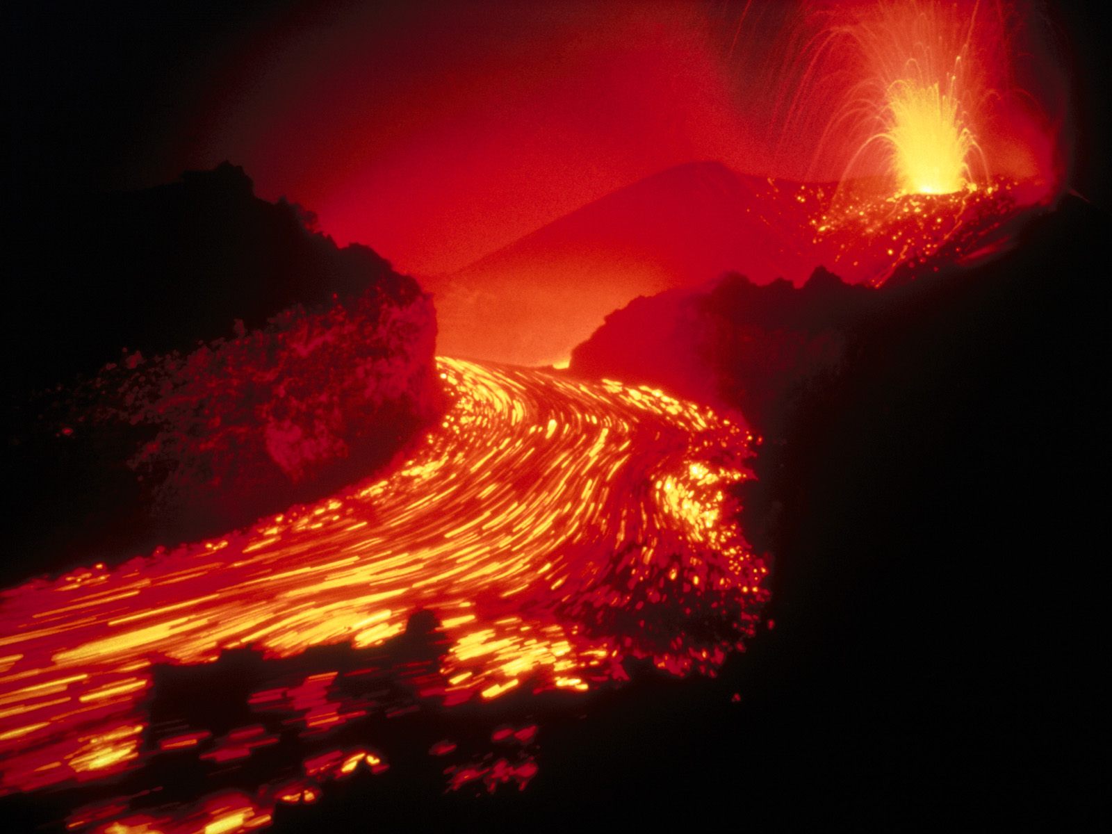 [volcano-lava-flow.jpg]