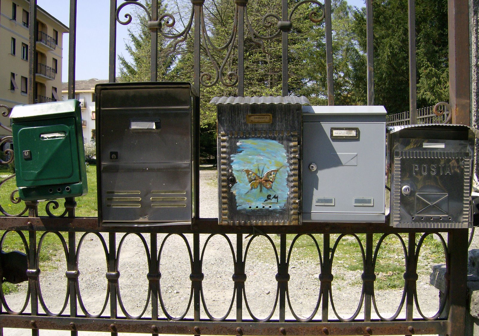 [casella+mailboxes.JPG]