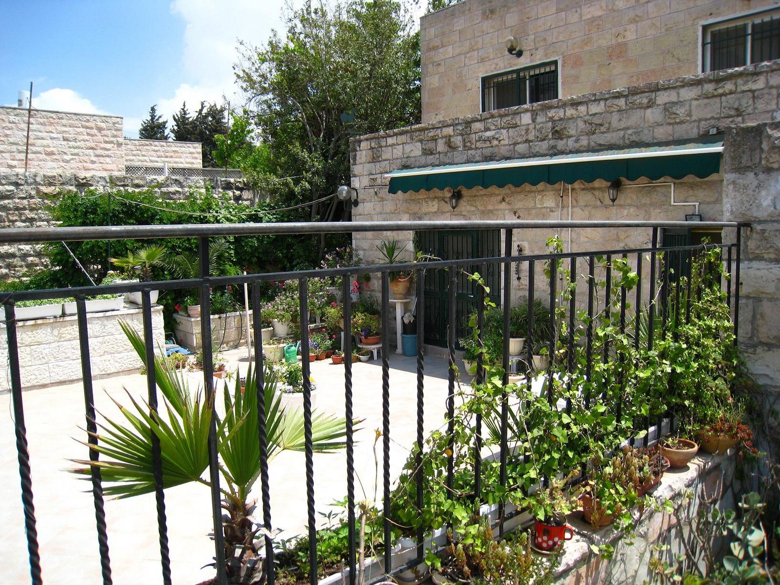 [The+patio+at+our+old+home+in+Jerusalem.JPG]