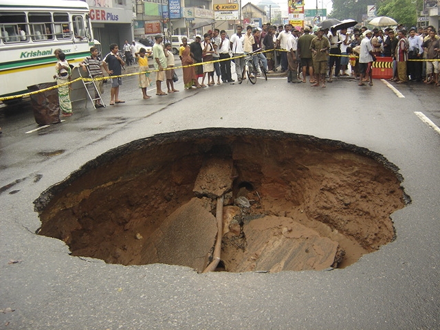 [Hole+in+Galle+Road.JPG]