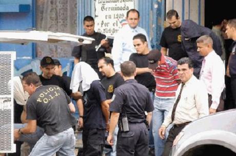 [policías+detenidos+en+Heredia.jpg]