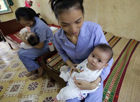 [vietnam+baby+girl+in+orphanage.jpg]