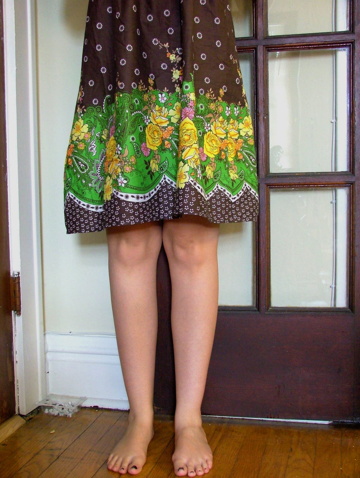 [dress+and+knees.jpg]