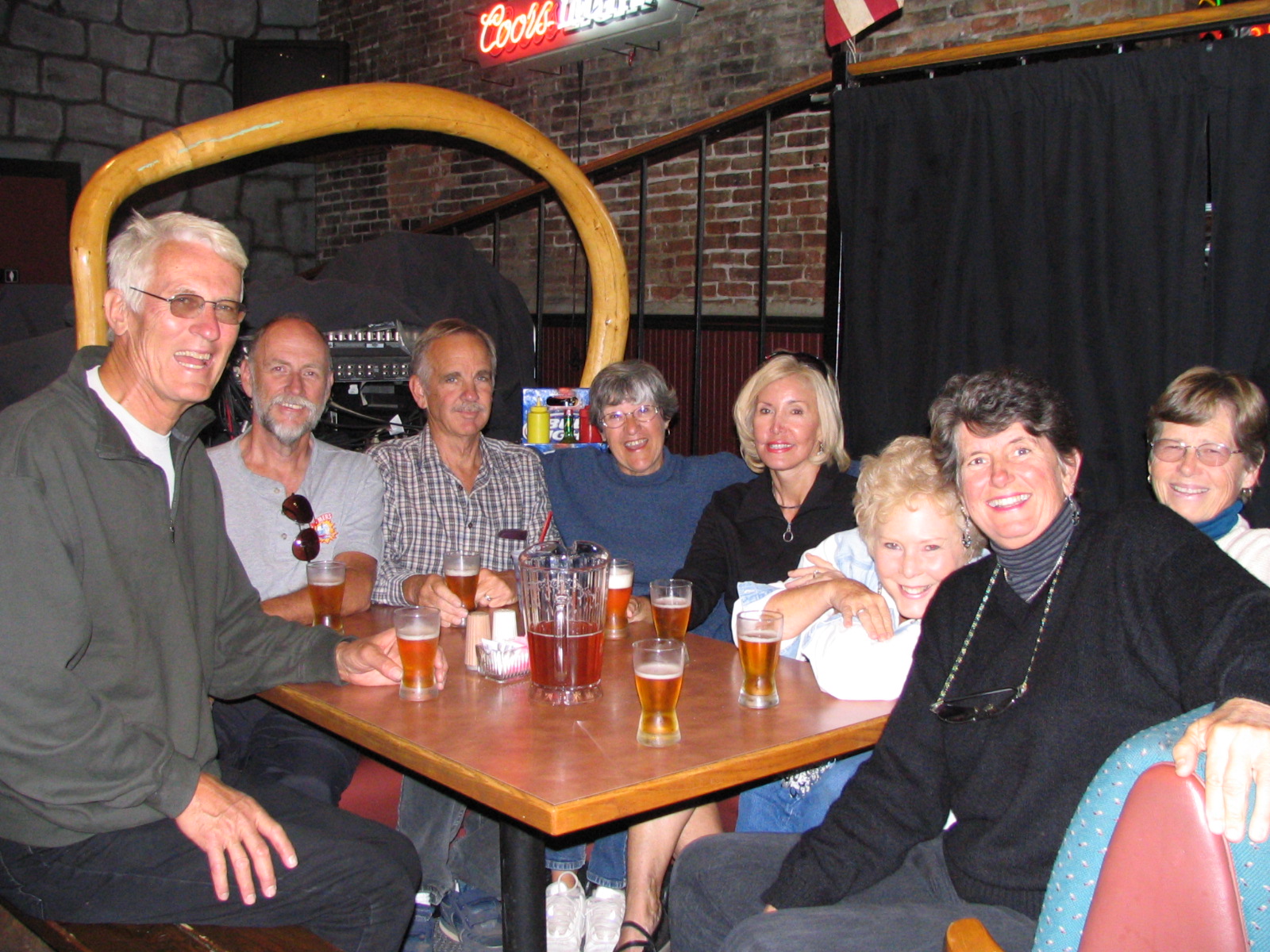 [Eight+Boomers+at+The+Brick+Tavern+in+Roslyn,+WA.jpg]