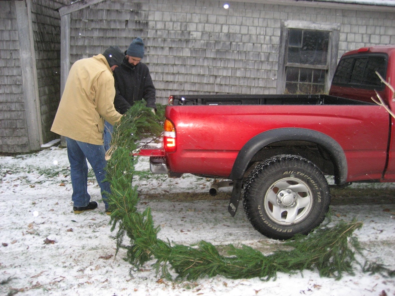[putting+together+the+wreath+in+the+COLD!.JPG]