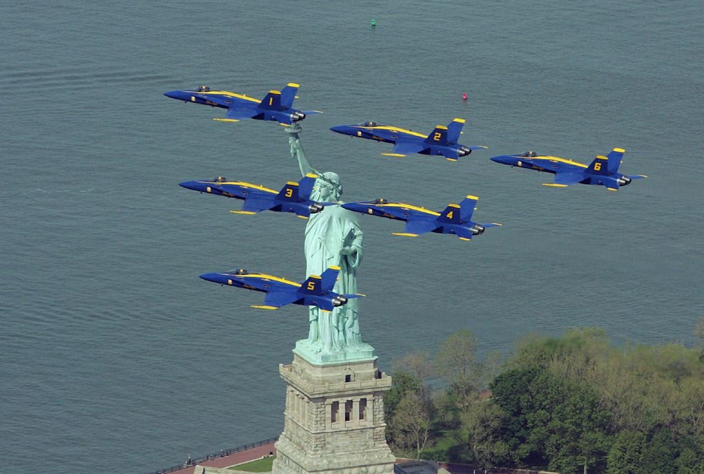 [Fighters+blue+angels+over+new+york.bmp]